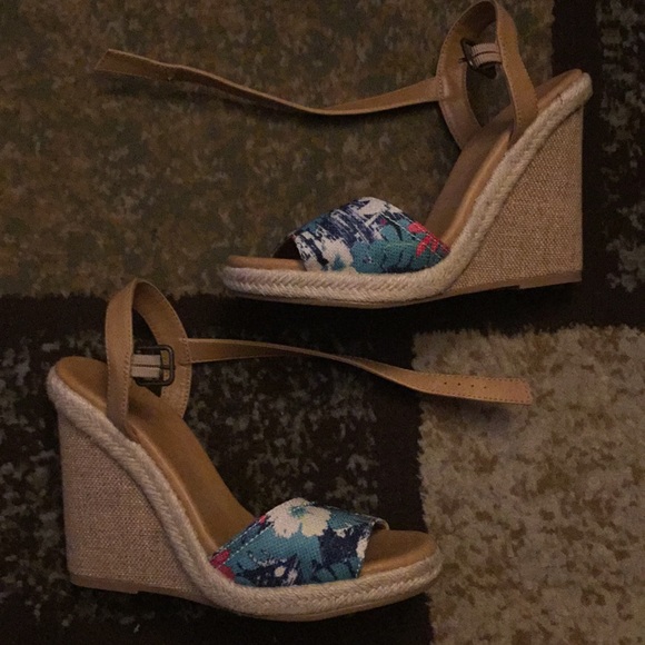 Cute Wedge Sandals - Picture 2 of 5